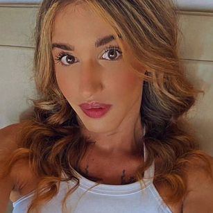 Model - Elian Moon assplay