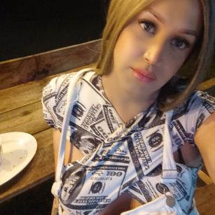 Model - Nicollett Saenz Verse