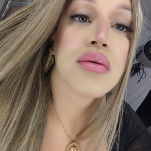 Model - Nicollett Saenz Spit