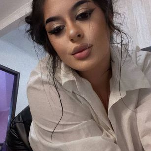 Model - Divine Aria brunette