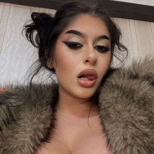 Model - Divine Aria footjob