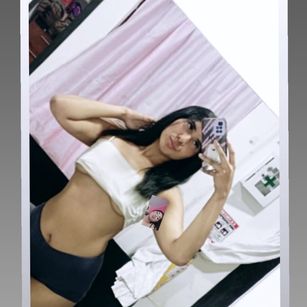 Model - CarolineHottiee shaved