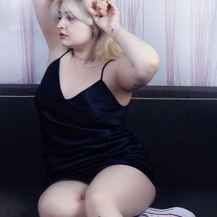 Model - Sophie curvy