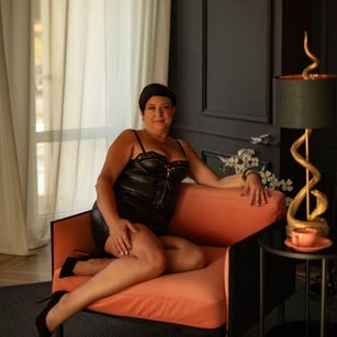 Model - MilaSkyy brunette