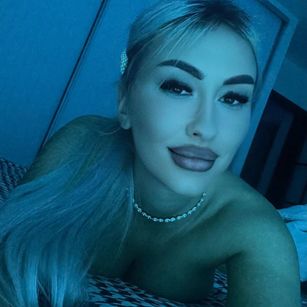 Model - JulieBigAssx shaved