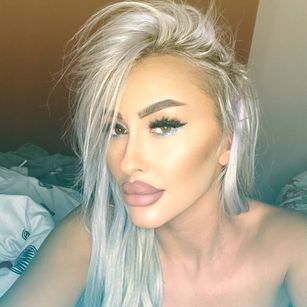 Model - JulieBigAssx footjob