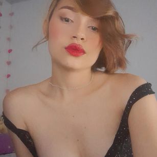 Model - zoemaddison lactante