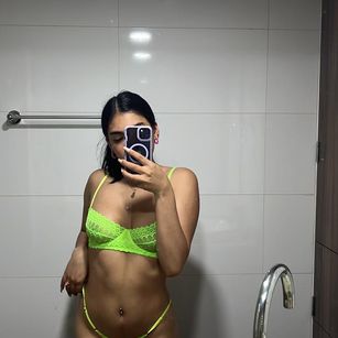 Model - Lissie Hilton latina