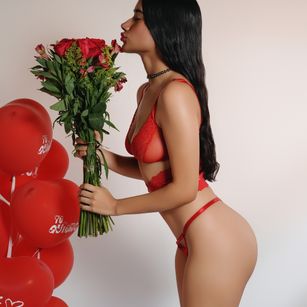 Model - Alondra horny