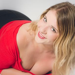 Model - NaomiTempting play