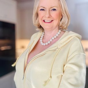 Model - Courtesan Annabel Busty