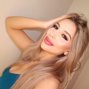 Model - Erin Hart deepthroat