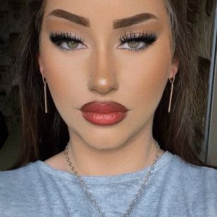 Model - Anya student