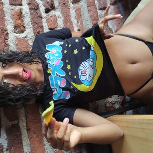 Model - Trinna curly