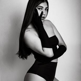 Model - Lissie Hilton hairy