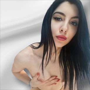 Model - Amily Amber curvy