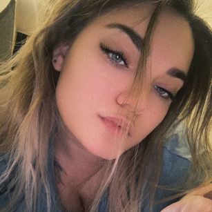 Model - Emma tightpussy