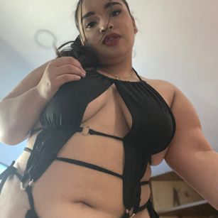 Model - DaphneHops nipples