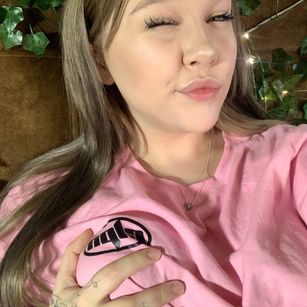 Model - Anna Shiotta twerking