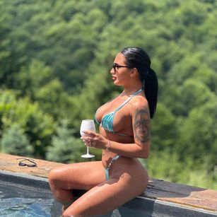 Model - Sarah Adams girlfriend