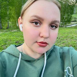 Model - Amy Hall bigboobs