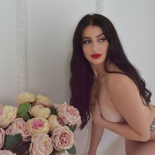 Model - Ariel bigass