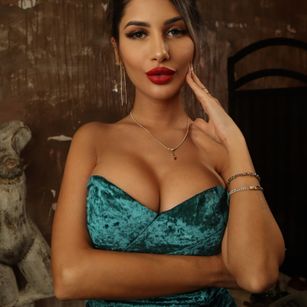 Model - Nadia Rossa squirt