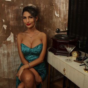 Model - Nadia Rossa queen