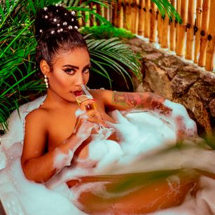 Model - AlejandraSweet oil