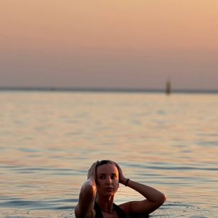 Model - Lllesya chatting