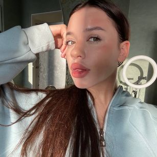 Model - Alexa brunette