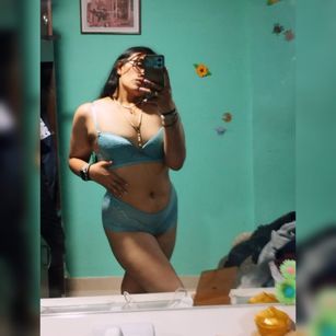 Model - Emily pantyhose