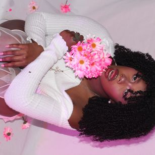 Model - Kehlanni pantyhose