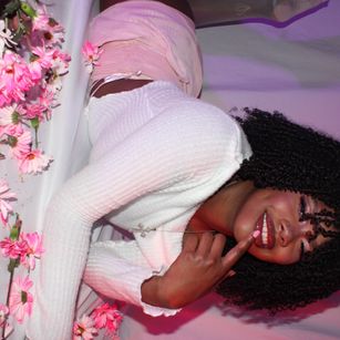 Model - Kehlanni pantyhose