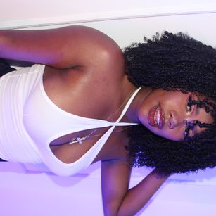 Model - Kehlanni pantyhose