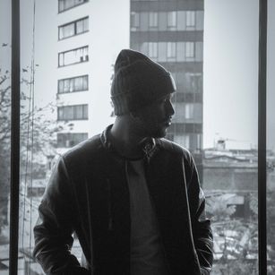 Model - kaos Athletic