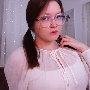 Model - Stella Louder new