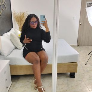 Model - RoxieLewis joi