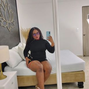 Model - RoxieLewis joi