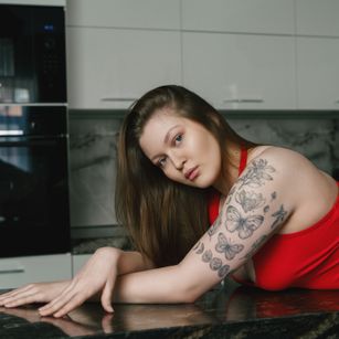 Model - Stella Louder shaved