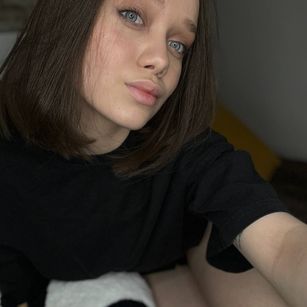 Model - BellaGlem shaved