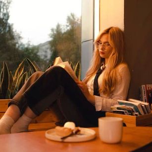 Model - AgnesLove blonde