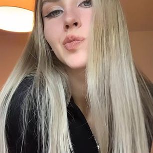 Model - MiaVarlet feet