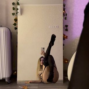 Model - MiaVarlet smoke