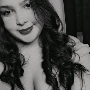 Model - Mar Blue curvy