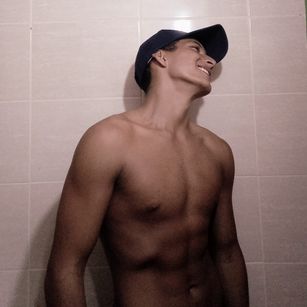 Model - HotPaisa Obedece