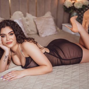 Model - CharlotteMave oilshow