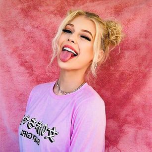 Model - MillaHot oral