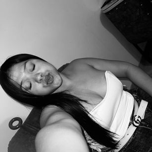 Model - Emily  Doux naked