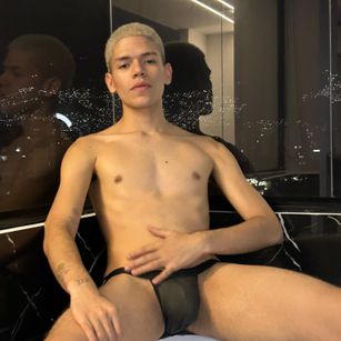 Model - Angel_and_Deen feet